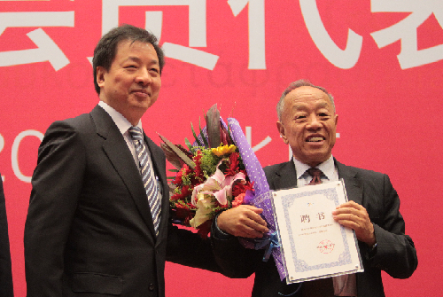 翻译研究院院长周明伟为第六届理事会会长李肇星颁发聘书(摄影 王祥)